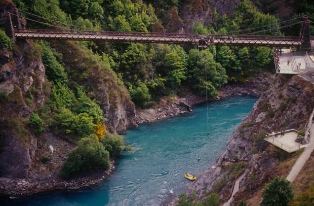 Na Kawarau Bridge foi instalado, em 1988, o primeiro bungee jump comercial do mundo Na Kawarau Bridge foi instalado, em 1988, o primeiro bungee jump comercial do mundo