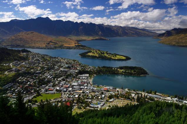 À beira do Lago Wakatipu e aos pés das montanhas Remarkables, Queenstown tem uma das paisagens mais impressionantes do mundo À beira do Lago Wakatipu e aos pés das montanhas Remarkables, Queenstown tem uma das paisagens mais impressionantes do mundo