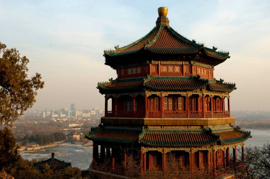 Pavilhão no alto do Monte da Longevidade, Palácio de Versão, Pequim, China. O grande complexo era utilizado como retiro para os imperadores chineses, tendo sido destruído em duas ocasiões, sendo prontamente reconstruído