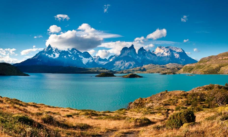 Dois dos trekking mais clássicos em Torres del Paine são o "W", entre os vales e montanhas, e o "O", que circunda todo o maciço. Apesar do clima inclemente e imprevisível da região, quando os dias abrem em céu azul as paisagens reafirmam o título não oficial de parque mais belo do Chile Dois dos trekking mais clássicos em Torres del Paine são o "W", entre os vales e montanhas, e o "O", que circunda todo o maciço. Apesar do clima inclemente e imprevisível da região, quando os dias abrem em céu azul as paisagens reafirmam o título não oficial de parque mais belo do Chile