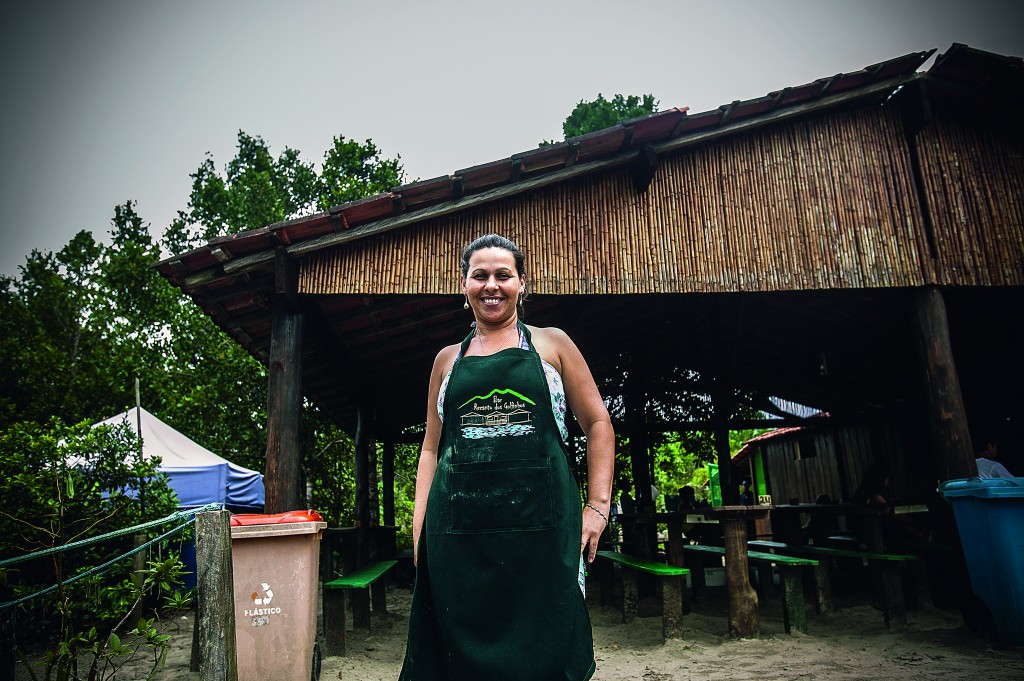 Noeli é guia ambiental e ainda trabalha no bar da família / Lucas Lima