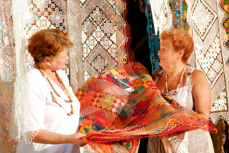 O bairro do Pontal da Barra é conhecido por ter as mulheres rendeiras mais famosas de Maceió, Alagoas. Os trabalhos de rechelier, renascença, ponto cruz e filé podem ser encontrados nas lojas da Rua Alípio Barbosa