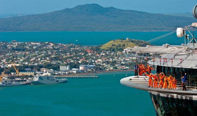 Com 328 metros de altura, o Sky Tower é o edifício mais facilmente reconhecível no horizonte de Auckland Com 328 metros de altura, o Sky Tower é o edifício mais facilmente reconhecível no horizonte de Auckland