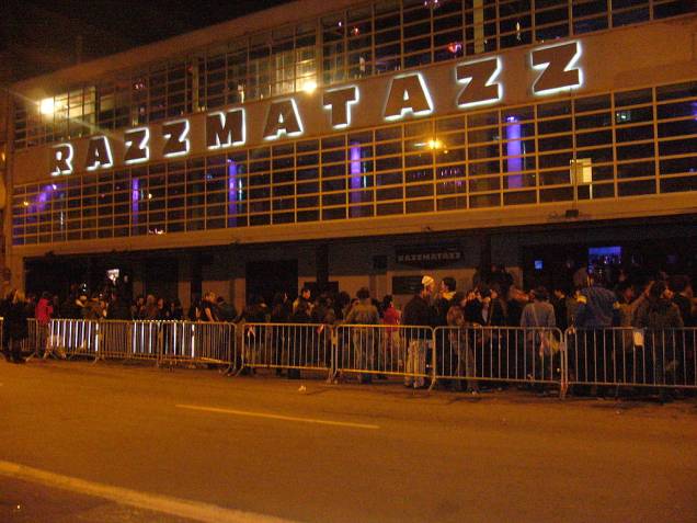 Razz, para os íntimos, talvez seja a balada mais famosa, democrática e eclética da cidade. São cinco ambientes mas nem em todas as noites eles estão abertos. Quando estão: música e espaço para todos as tribos. Quando não estão: uma agenda semanal que contempla desde quarta-feira universitária até domingo para o público LGBT. Barceloneses e gringos compartilham a pista de dança que passa do pop ao rock, sem stress. Razz, para os íntimos, talvez seja a balada mais famosa, democrática e eclética da cidade. São cinco ambientes mas nem em todas as noites eles estão abertos. Quando estão: música e espaço para todos as tribos. Quando não estão: uma agenda semanal que contempla desde quarta-feira universitária até domingo para o público LGBT. Barceloneses e gringos compartilham a pista de dança que passa do pop ao rock, sem stress.