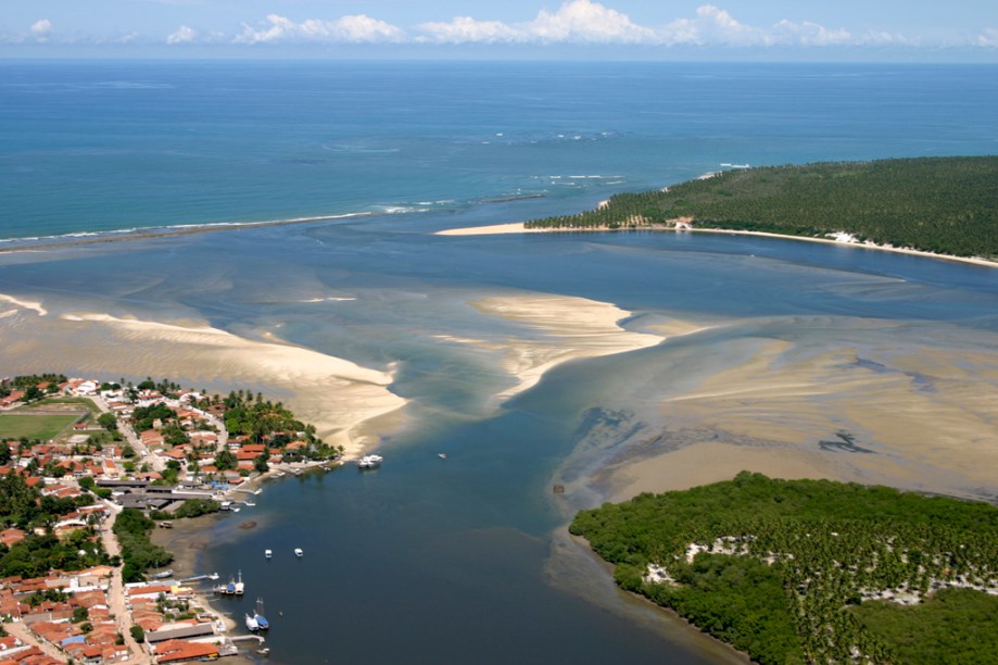 A Lagoa do Retiro separa Barra de São Miguel (AL) da praia mais famosa do município, a Praia do Gunga imersa em um enorme coqueiral