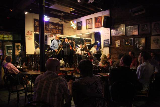 Nova Orleans é a terra natal do jazz. Nos muitos clubes espalhados pelo French Quarter e arredores, o turista apreciará a alma e o ritmo da cidade Nova Orleans é a terra natal do jazz. Nos muitos clubes espalhados pelo French Quarter e arredores, o turista apreciará a alma e o ritmo da cidade