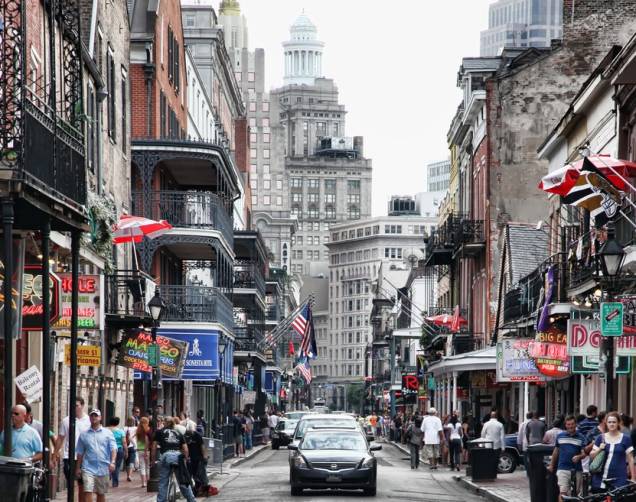 A longa Bourbon Street possui diversos hotéis, restaurantes e clubes de jazz A longa Bourbon Street possui diversos hotéis, restaurantes e clubes de jazz