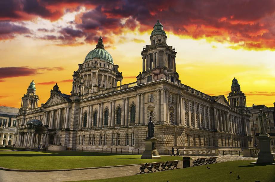 O edifício da Câmara Municipal é um dos mais bonitos da cidade de Belfast, na Irlanda do Norte. Em seu interior, é possível fazer um tour guiado e conhecer obras de arte públicas. Durante a noite, a sede da prefeitura fica completamente iluminada O edifício da Câmara Municipal é um dos mais bonitos da cidade de Belfast, na Irlanda do Norte. Em seu interior, é possível fazer um tour guiado e conhecer obras de arte públicas. Durante a noite, a sede da prefeitura fica completamente iluminada
