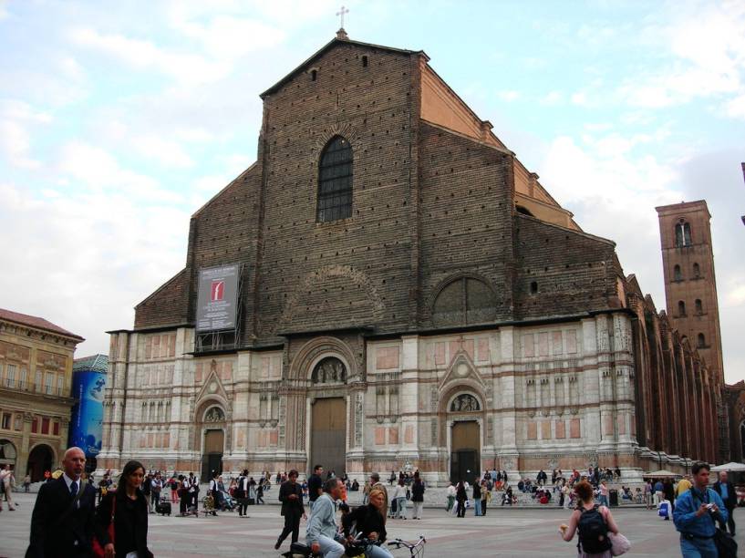 <a href="https://viajeaqui.abril.com.br/estabelecimentos/italia-bolonha-atracao-igrejas" rel="San Petronio" target="_blank">San Petronio</a>, iniciada em 1390, foi projetada para ser uma das maiores igrejas de Itália, mas nunca foi terminada. Seu interior, porém, é de grande beleza <a href="https://viajeaqui.abril.com.br/estabelecimentos/italia-bolonha-atracao-igrejas" rel="San Petronio" target="_blank">San Petronio</a>, iniciada em 1390, foi projetada para ser uma das maiores igrejas de Itália, mas nunca foi terminada. Seu interior, porém, é de grande beleza