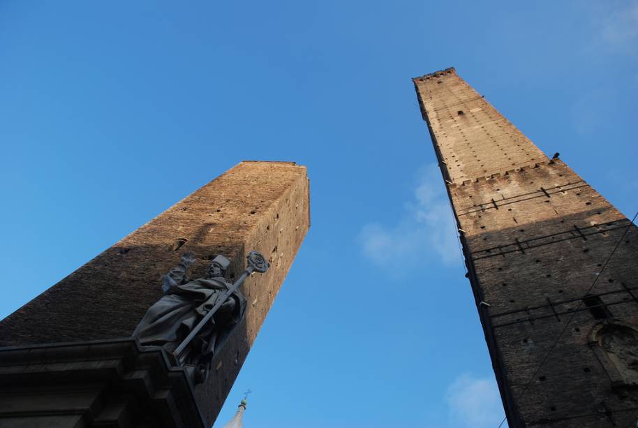 <a href="https://viajeaqui.abril.com.br/estabelecimentos/italia-bolonha-atracao-le-due-torri" rel="Torres Asinelli e Garisenda" target="_blank">Torres Asinelli e Garisenda</a>, construídas no século 12 por importantes famílias bolonhesas, hoje servem como símbolo da cidade <a href="https://viajeaqui.abril.com.br/estabelecimentos/italia-bolonha-atracao-le-due-torri" rel="Torres Asinelli e Garisenda" target="_blank">Torres Asinelli e Garisenda</a>, construídas no século 12 por importantes famílias bolonhesas, hoje servem como símbolo da cidade