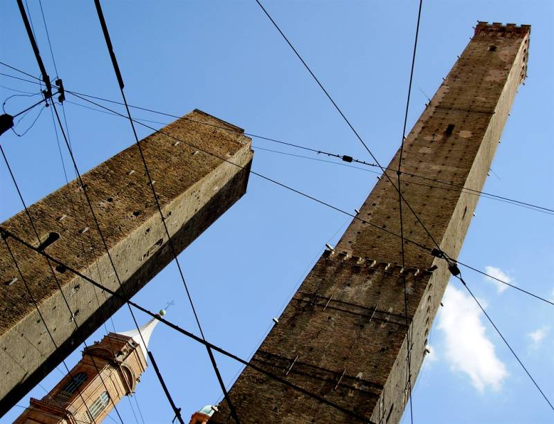 As <a href="https://viajeaqui.abril.com.br/estabelecimentos/italia-bolonha-atracao-le-due-torri" rel="Torres Asinelli e Garisenda" target="_blank">Torres Asinelli e Garisenda</a> estão totalmente fora do prumo, mas continuam em pé, no centro de <a href="https://viajeaqui.abril.com.br/cidades/italia-bolonha" rel="Bolonha" target="_blank">Bolonha</a> As <a href="https://viajeaqui.abril.com.br/estabelecimentos/italia-bolonha-atracao-le-due-torri" rel="Torres Asinelli e Garisenda" target="_blank">Torres Asinelli e Garisenda</a> estão totalmente fora do prumo, mas continuam em pé, no centro de <a href="https://viajeaqui.abril.com.br/cidades/italia-bolonha" rel="Bolonha" target="_blank">Bolonha</a>