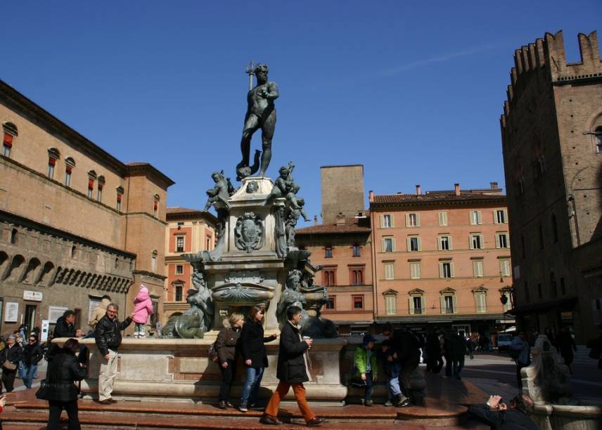 A Fonte de Netuno, na <a href="https://viajeaqui.abril.com.br/estabelecimentos/italia-bolonha-atracao-piazza-maggiore" rel="Piazza Magiore" target="_blank">Piazza Maggiore</a>, onde também fica a igreja de São Petronio, é uma das atrações imperdíveis - e mais visitadas - de Bolonha A Fonte de Netuno, na <a href="https://viajeaqui.abril.com.br/estabelecimentos/italia-bolonha-atracao-piazza-maggiore" rel="Piazza Magiore" target="_blank">Piazza Maggiore</a>, onde também fica a igreja de São Petronio, é uma das atrações imperdíveis - e mais visitadas - de Bolonha