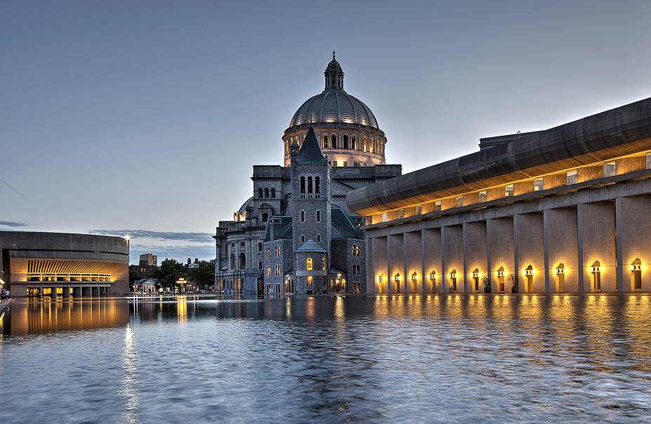 Praça Christian Science, onde localiza-se a bela igreja homônima - um dos principais pontos turísticos da cidade