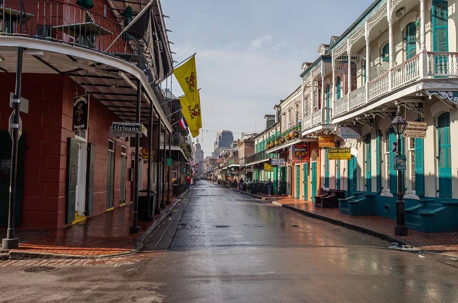 A longa Bourbon Street possui diversos hotéis, restaurantes e clubes de jazz