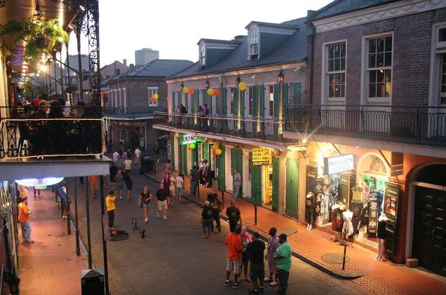 A longa Bourbon Street possui diversos hotéis, restaurantes e clubes de jazz A longa Bourbon Street possui diversos hotéis, restaurantes e clubes de jazz