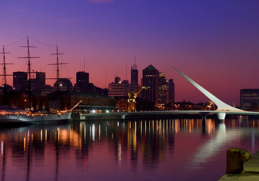 Puente de la Mujer, em Puerto Madero, <a href="https://viajeaqui.abril.com.br/cidades/ar-buenos-aires" rel="Buenos Aires">Buenos Aires</a>, Argentina. Inaugurada em 2001, a obra do arquiteto espanhol Santiago Calatrava representaria um casal dançando tango. Ao longo de seus 160 metros de extensão, não passam carros, apenas pedestres, e ela pode girar 90° para permitir que os barcos naveguem pelo dique do porto