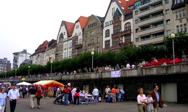 As ruas agitadas de Düsseldorf, na Alemanha, são propensas ao comércio As ruas agitadas de Düsseldorf, na Alemanha, são propensas ao comércio