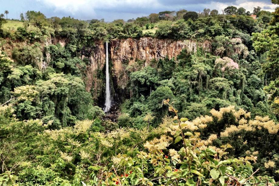 A 290 km de <a href="https://preprod.viagemeturismo.abril.com.br/cidades/sao-paulo-4/" target="_blank">São Paulo (SP)</a>, essa é a grande atração turística do município de Cássia dos Coqueiros. São 84 metros de uma queda de volume considerável. O acesso é feito por uma trilha tranquila que pode durar cerca de 30 minutos. Há um camping para quem quer estender a estadia para um verdadeiro detox de zica.