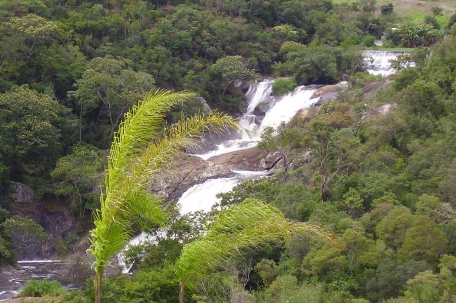 Para tirar um pouco o foco dos charmosos ateliês de cerâmica que tomam conta de <a href="https://preprod.viagemeturismo.abril.com.br/cidades/cunha/" target="_blank">Cunha</a>, vale sair um pouco da cidade e chegar até a Cachoeira do Pimenta. As várias quedas d'água de quase 90 metros antes moviam as turbinas de uma usina hidrelétrica da cidade. Hoje se pode tomar banho no poço aos pés da cachoeira.