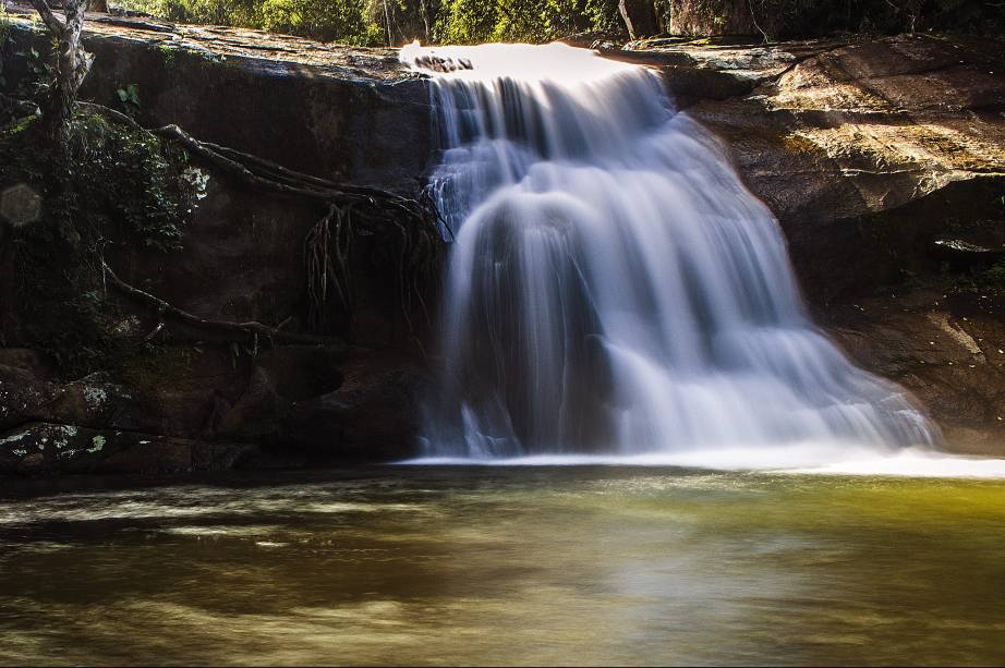 Apesar das muitas praias selvagens e populares que se espalham pelo comprido litoral de <a href="https://preprod.viagemeturismo.abril.com.br/cidades/ubatuba/" target="_blank">Ubatuba</a>, é possível passar toda uma estadia por ali curtindo apenas as cachoeiras da cidade. A <a href="https://preprod.viagemeturismo.abril.com.br/atracao/cachoeira-do-prumirim/" target="_blank">Cachoeira do Prumirim</a> é uma das mais famosas. Sua popularidade se dá pelo acesso fácil e a piscina natural que se forma no pé de pequenas quedas sobre uma pedra lisa que é usada como uma espécie de tobogã natural. Dá para combinar a passagem por lá com a <a href="https://preprod.viagemeturismo.abril.com.br/atracao/praia-do-prumirim/" target="_blank">Praia do Prumirim</a>, superpróxima.