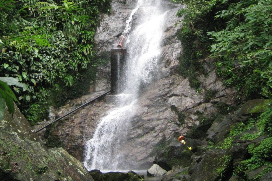 Não tem muita desculpa para não conhecer a cachoeira de Toque Toque Grande para quem passa pela área em <a href="https://preprod.viagemeturismo.abril.com.br/cidades/sao-sebastiao-2/" target="_blank">São Sebastião</a>. Essa cachoeira tem um dos acessos mais tranquilos da região. A trilha não apresenta nenhuma dificuldade e fica pertinho da estrada. Apesar de não ter poço para banho, é possível se molhar na queda d'água.