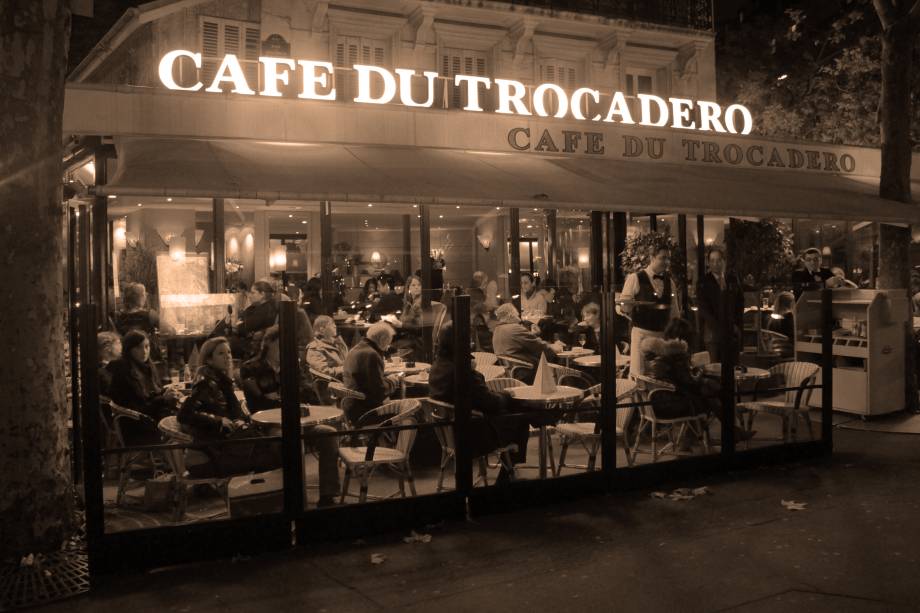 Pode parecer uma dica vaga, mas escolher um café charmoso para espiar a rotina dos parisienses é um programa essencial para sentir o clima de Paris. Os cafés em Paris são muito mais do que apenas cafeterias, é lá que você pode tomar o cafezinho de todos os dias, apreciar um bom vinho francês, e até jantar. Não faltam boas opções na região da Torre. Café du Trocadéro e Carette são indicações famosas que têm vista para a torre garantida. Pode parecer uma dica vaga, mas escolher um café charmoso para espiar a rotina dos parisienses é um programa essencial para sentir o clima de Paris. Os cafés em Paris são muito mais do que apenas cafeterias, é lá que você pode tomar o cafezinho de todos os dias, apreciar um bom vinho francês, e até jantar. Não faltam boas opções na região da Torre. Café du Trocadéro e Carette são indicações famosas que têm vista para a torre garantida.