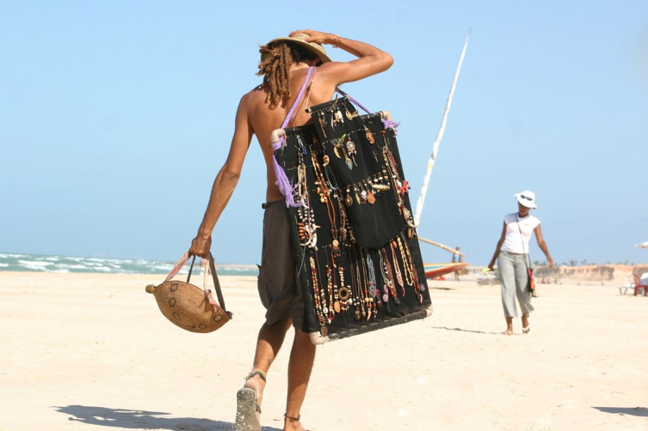 Refúgio hippie durante muito tempo, na praia de Canoa Quebrada ainda perambulam hippies vendendo artesanato