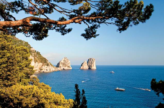 Em Capri, na Itália, ruínas romanas ficam por trás de rochedos em uma ilha de apenas 6 quilômetros de comprimento e sua famosa Gruta Azul Em Capri, na Itália, ruínas romanas ficam por trás de rochedos em uma ilha de apenas 6 quilômetros de comprimento e sua famosa Gruta Azul