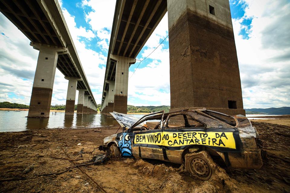 Carro desovado no maior reservatório da capital / FOTO AndrÉ D'Elia