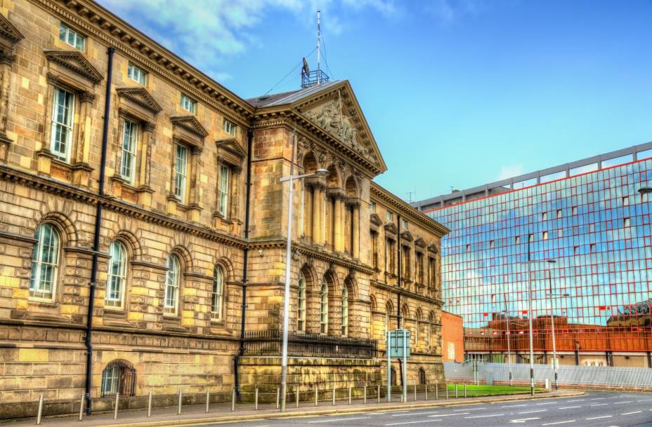 Projetada pelo arquiteto Charles Lanyon em 1856, em estilo vitoriano, a Casa da Alfândega impressiona com sua beleza. Em seu entorno, há bares, pubs e restaurantes Projetada pelo arquiteto Charles Lanyon em 1856, em estilo vitoriano, a Casa da Alfândega impressiona com sua beleza. Em seu entorno, há bares, pubs e restaurantes