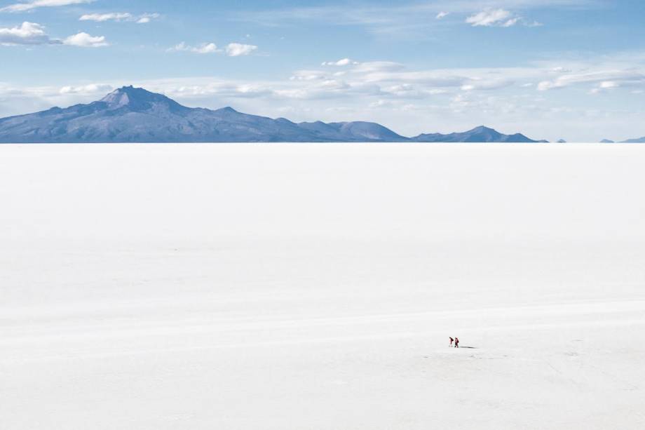 A imensidão do Salar do Uyuni, na Bolívia, é apenas uma das primeiras constatações do passeio; um tour de dois ou três dias ainda percorre lagunas com flamingos, vulcões e lugares com formações rochosas impressionantes e plantas exóticas