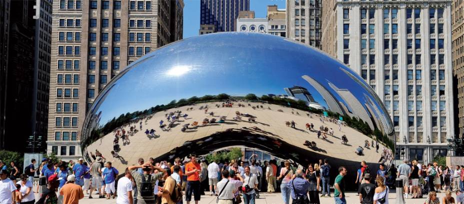 Paisagem distorcida. A piração em metal <em>Cloud Gate</em>, escultura do indiano Anish Kapoor, postal de Chicago Paisagem distorcida. A piração em metal <em>Cloud Gate</em>, escultura do indiano Anish Kapoor, postal de Chicago