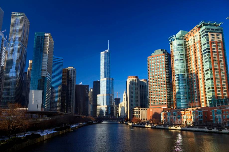 Cenário do Rio Chicago, que atravessa o centro da cidade e desagua no Lago Michigan