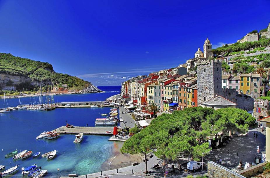 A marina de Portovenere, uma das cinco cidadezinhas de <a href="https://viajeaqui.abril.com.br/cidades/italia-cinque-terre" rel="Cinque Terre" target="_blank">Cinque Terre</a>, fica repleta de embarcações no verão