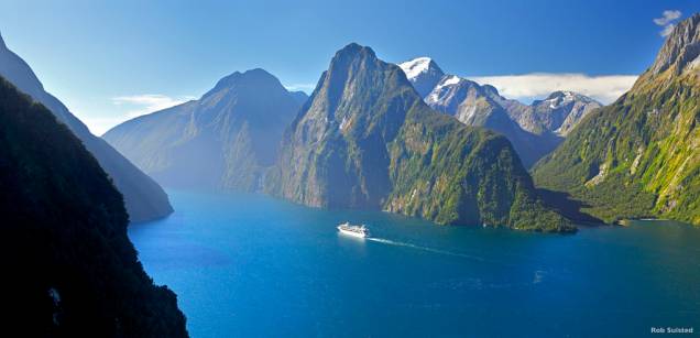 O Milford Sound é um fiorde a noroeste de Queenstown que pode ser explorado de barco, navio, caiaque ou em trekkings O Milford Sound é um fiorde a noroeste de Queenstown que pode ser explorado de barco, navio, caiaque ou em trekkings