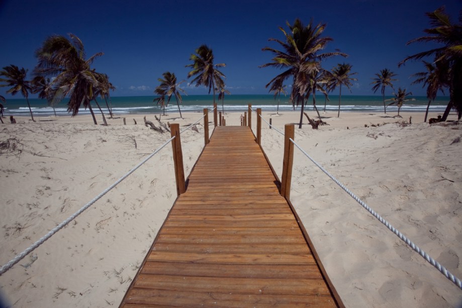 Cercada de dunas, Cumbuco no Ceará é destino de turistas em busca dos passeios de bugue e ganhou, no fim de 2010, o maior resort da região, o Vila Gal