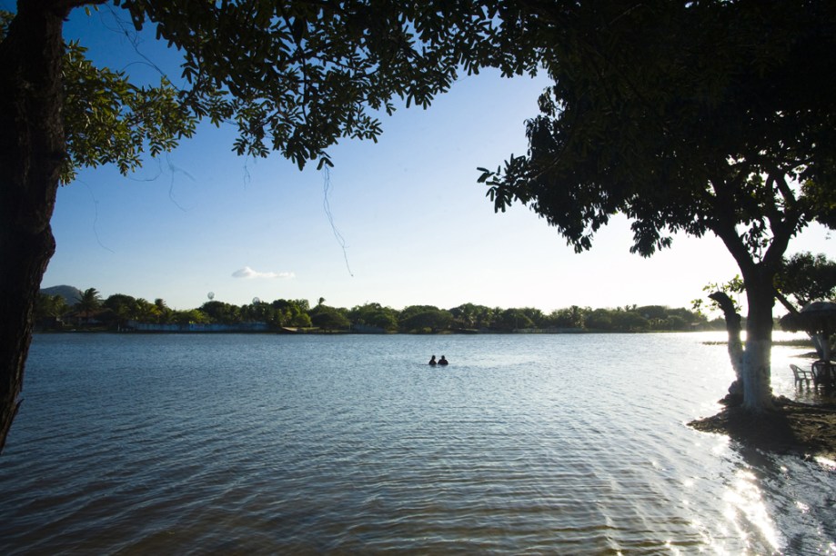 A Lagoa do Banana em Cumbuco no Ceará é tranquila , tem águas transparentes e barracas que ficam dentro d’água