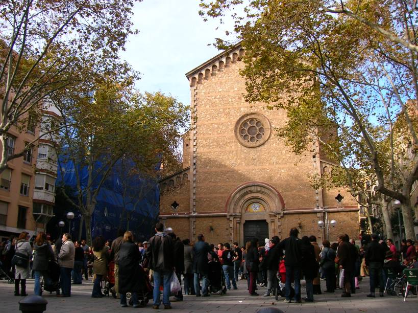 É possível que você entre em um bar no bairro de Grácia e o cardápio esteja todo em catalão. É por lá que os barceloneses boêmios se encontram tentando fugir da globalização que tomou conta da cidade. A cerveja tem preço justo e dificilmente você provará uma porção de tapas que não esteja divina. Você pode usar a Praça do Sol como ponto de partida, então é só se perder pelas ruas estreitas e entrar no primeiro bar que você for com a cara. É possível que você entre em um bar no bairro de Grácia e o cardápio esteja todo em catalão. É por lá que os barceloneses boêmios se encontram tentando fugir da globalização que tomou conta da cidade. A cerveja tem preço justo e dificilmente você provará uma porção de tapas que não esteja divina. Você pode usar a Praça do Sol como ponto de partida, então é só se perder pelas ruas estreitas e entrar no primeiro bar que você for com a cara.