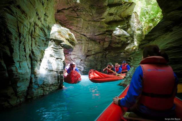 Canoagem em Dart River, em Glenorchy, perto de Queenstown Canoagem em Dart River, em Glenorchy, perto de Queenstown