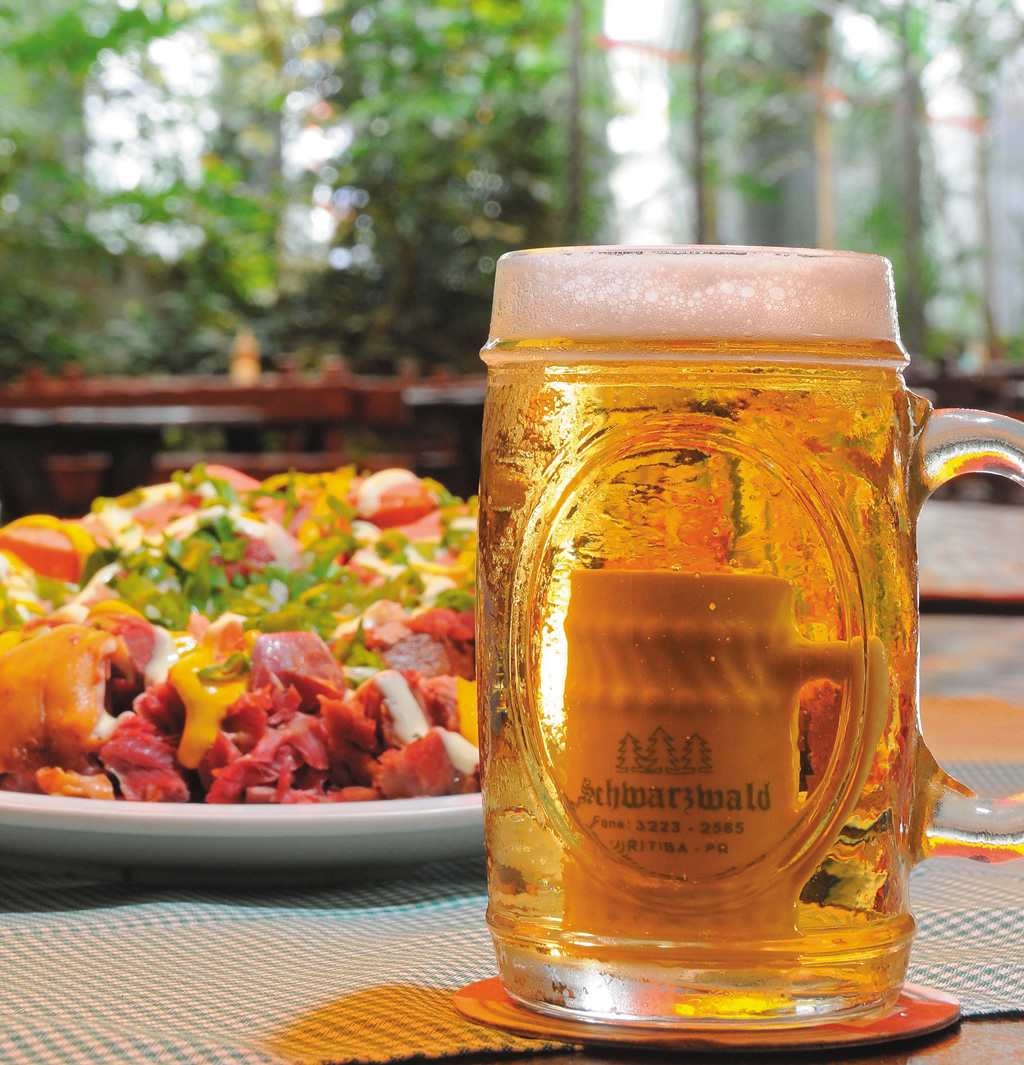 Submarino, um copinho de steinhaeger megukhado na caneca de chopp, especialidade do Schwarzwald. Foto: Jader da Rocha