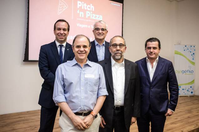 Entre os convidados de honra para o Pitchn Pizza, estavam cinco grandes empresários do setor de turismo no Brasil. Da esquerda para a direita: Adrian Ursilli, diretor geral da MSC Cruzeiros; Victor Hugo Baseggio, sócio-diretor da CI Intercâmbio; Tarcisio Gargioni, VP de Marketing da Avianca; Rui Alves, sócio-diretor da Flytour Viagens; e Marco Amaral, VP de Desenvolvimento da Minor Hotel Group para América Latina Entre os convidados de honra para o Pitchn Pizza, estavam cinco grandes empresários do setor de turismo no Brasil. Da esquerda para a direita: Adrian Ursilli, diretor geral da MSC Cruzeiros; Victor Hugo Baseggio, sócio-diretor da CI Intercâmbio; Tarcisio Gargioni, VP de Marketing da Avianca; Rui Alves, sócio-diretor da Flytour Viagens; e Marco Amaral, VP de Desenvolvimento da Minor Hotel Group para América Latina