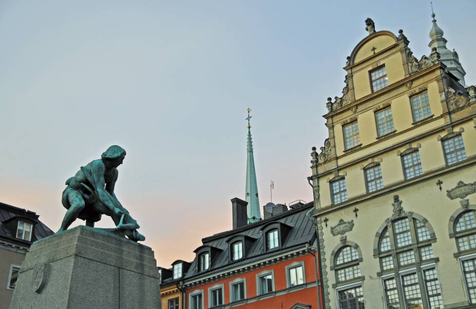 Estátua na Praça Kornhamnstorg esculpida por Christian Eriksson e dedicada a Engelbrekt, líder revolucionário da Rebelião Engelbrekt (1434–1436) contra o governo alemão de Eric da Pomerania.