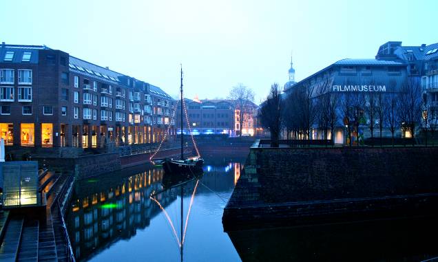 Ao fundo, o Filmmuseum de Düsseldorf, na Alemanha Ao fundo, o Filmmuseum de Düsseldorf, na Alemanha