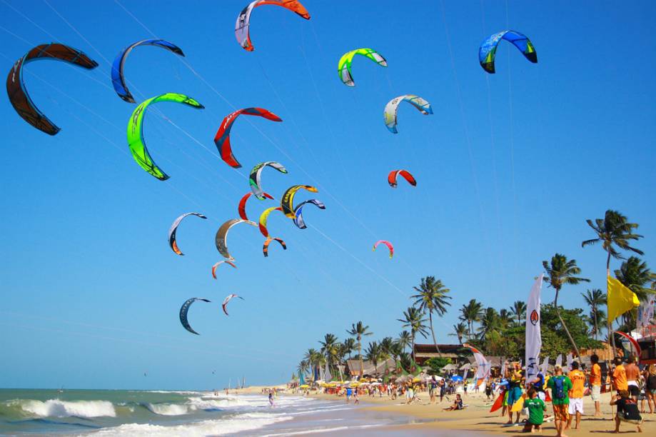 Na Praia de Cumbuco é possível fazer passeios de jangada, jegue e até se aventurar no kitesurfe Na Praia de Cumbuco é possível fazer passeios de jangada, jegue e até se aventurar no kitesurfe