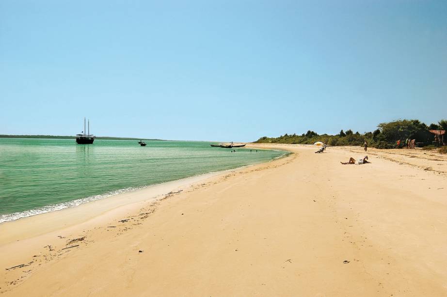 Praias desertas, cachoeiras e trilhas pela Mata Atlântica compõem o belo cenário do Parque Estadual, que cobre 90% da ilha