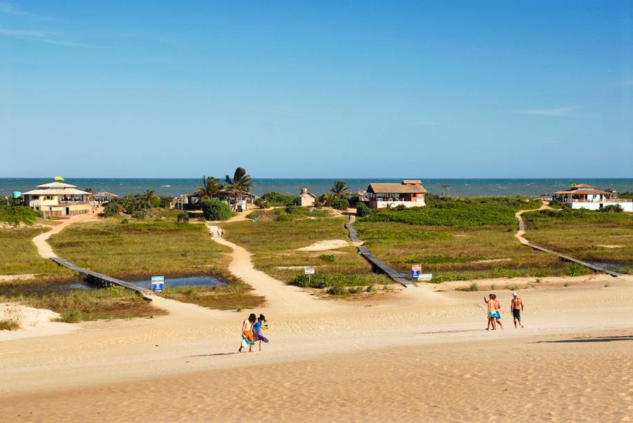 Com dunas de até 30m de altura e praias selvagens, Itaúnas se transforma durante a temporada: vira território de jovens, que varam a noite dançando forró como se não houvesse amanhã