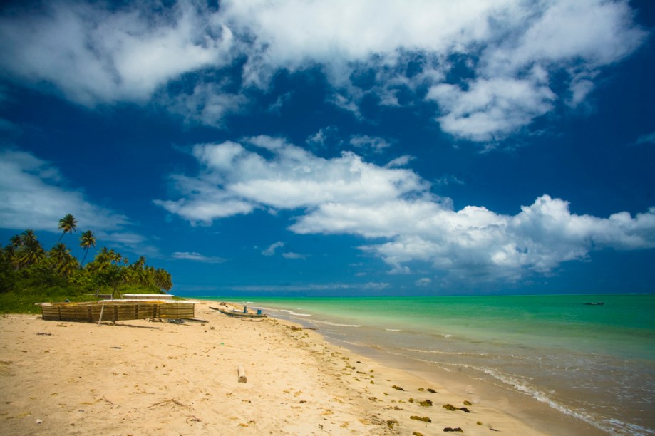 Atração cinco estrelas do GUIA QUATRO RODAS, a Praia do Patacho, em São Miguel dos Milagres, Alagoas, é a mais bonita da Costa dos Corais, com água cristalina e muitos coqueiros