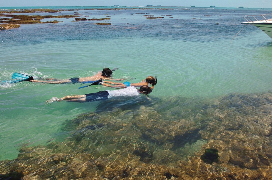A principal atração da Praia de Pajuçara em Maceió, Alagoas, está a dois quilômetros da areia: as piscinas naturais, onde turistas chegam a bordo de coloridas jangadas