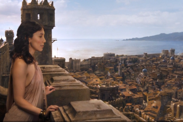 Há vários lugares no país que serviram de <a href="https://www.kingslandingdubrovnik.com/game-of-thrones-tours" target="_blank">cenário para GoT</a>, que recebeu duas indicações para o Globo de Ouro, entre elas a de Melhor Série Dramática. Em Dubrovnik, por exemplo, você pode visitar o Forte Lovrijenac (na foto), onde foram gravadas algumas cenas da Fortaleza Vermelha, desvendar a Torre Minceta, onde Khaleesi procura seus dragões, e subir a escadaria barroca que leva à Igreja de São Inácio de Loyola, onde foi gravada a Caminhada da Vergonha, da Cersei Lannister. Pegue o seu <a href="https://play.google.com/store/apps/details?id=nl.fratelli.shame" target="_blank">sino</a> e repita comigo: Shame! Shame! Shame! Há vários lugares no país que serviram de <a href="https://www.kingslandingdubrovnik.com/game-of-thrones-tours" target="_blank">cenário para GoT</a>, que recebeu duas indicações para o Globo de Ouro, entre elas a de Melhor Série Dramática. Em Dubrovnik, por exemplo, você pode visitar o Forte Lovrijenac (na foto), onde foram gravadas algumas cenas da Fortaleza Vermelha, desvendar a Torre Minceta, onde Khaleesi procura seus dragões, e subir a escadaria barroca que leva à Igreja de São Inácio de Loyola, onde foi gravada a Caminhada da Vergonha, da Cersei Lannister. Pegue o seu <a href="https://play.google.com/store/apps/details?id=nl.fratelli.shame" target="_blank">sino</a> e repita comigo: Shame! Shame! Shame!
