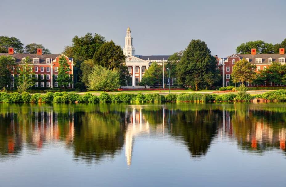 Campus da <a href="https://viajeaqui.abril.com.br/estabelecimentos/estados-unidos-boston-atracao-harvard-university" rel="Universidade de Harvard" target="_blank">Universidade de Harvard</a>, em frente ao Rio Charles